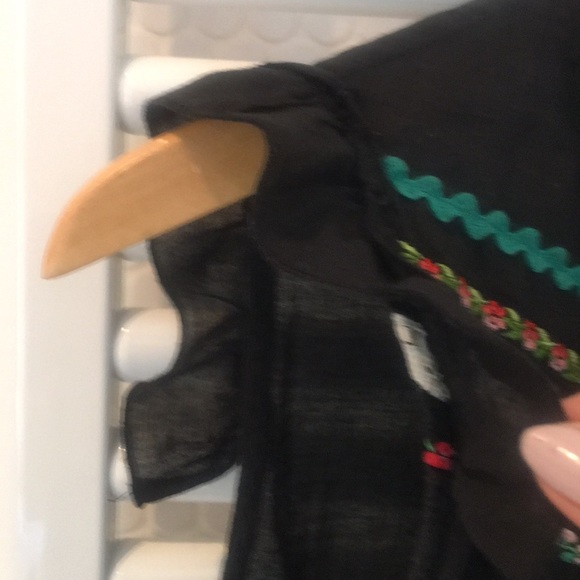 Adorable boho blouse w/ embroidered ribbon detail - Picture 3 of 9